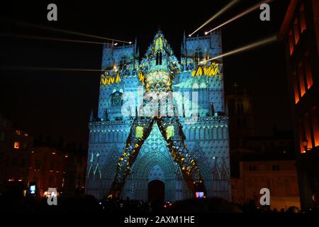 Die Lichter, die auf die Kathedrale von Lyon projiziert wurden Stockfoto