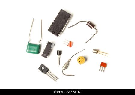 Gruppe verschiedener elektronischer Bauelemente: Mikroprozessoren, logische digitale Mikrochips, Transistoren, Kondensatoren, Widerstände, LEDs usw. isoliert auf weiß b Stockfoto