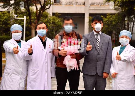 (200212) -- GUANGZHOU, 12. Februar 2020 (Xinhua) -- EIN pakistanischer Student (C), der in China studiert, posiert nach seiner Genesung im Guangzhou 8th People's Hospital in Guangzhou, Südchinesische Provinz Guangdong, 12. Februar 2020 für Fotos mit medizinischem Personal. Der pakistanische Student, der mit neuartigen Coronavirus (COVID-19) infiziert war, wurde am Mittwoch aus dem Krankenhaus entlassen, nachdem er sich in Guangzhou, der Hauptstadt der südchinesischen Provinz Guangdong, erholt hatte. Der Student, der in Wuhan studiert und Guangdong Mitte Januar besucht hat und am 28. Januar im Guangzhou 8th People's Hospital isoliert wurde, wurde zum ersten Stockfoto