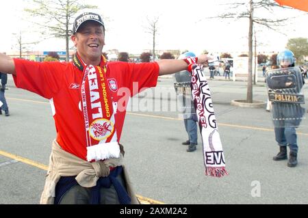 Juventus Fußballfans treffen mit Liverpooler Fans und der Polizei zusammen, als die beiden Teams 2005 in Turin aufeinandertrafen. Es war der erste Zusammenstoß seit der Katastrophe im Heysel-Stadion im Jahr 1985, als 39 Menschen ihr Leben verloren. Stockfoto