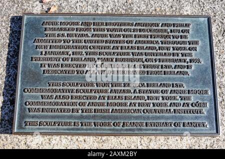 Informationsplakette an der Statue von Annie Moore und ihren Brüdern Cobh. Stockfoto