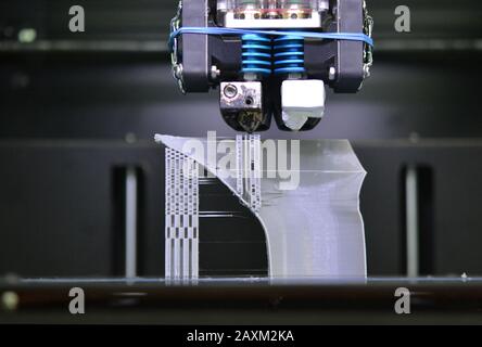 Arbeit 3d Drucker schließen. 3D-Druckerobjekt wird gedruckt. Kunststoff-Drahtfilament, Moderne Drucktechnologie. Progressive Additive Technologie Stockfoto