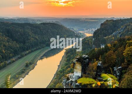 Blick von der Bastei-Brücke über das Elbtal im Nationalpark Sächsische Schweiz. Landschaft mit Elbe und mit Felsen, Bäumen und Wäldern im Herbst Stockfoto