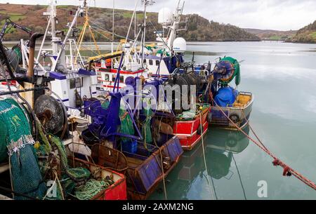 Trawler neben dem Steg in der Union Hall West Cork Ireland Stockfoto