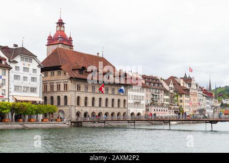 Luzerner, Schweiz - 7. Mai 2017: Küstenlandschaft mit altem Rathausuhrturm im Hintergrund. Normale Leute gehen auf die Straße Stockfoto