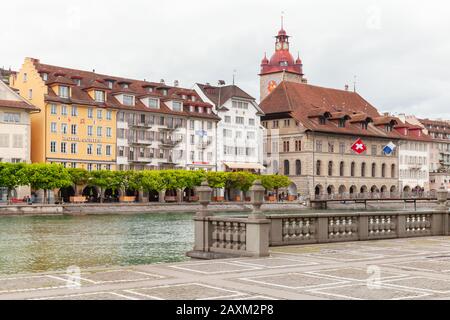 Luzerner, Schweiz - 7. Mai 2017: Küsten-Stadtbild mit altem Rathausuhrturm im Hintergrund. Normale Leute gehen auf die Straße Stockfoto