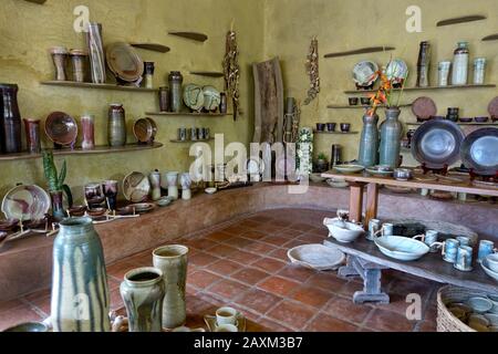 Ugo Bigyan's Pottery Garden in Tiaong, Quezon ist ein Töpfergarten, Restaurant, eine Kunstgalerie und ein Werkstatt-Studio. Es ist offen für Töpferklassen. Stockfoto