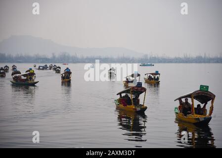 Mitglieder der Delegation ausländischer Gesandter genießen Shikara-Fahrt am Dal Lake in Srinagar.EINE neue Reihe von 25 ausländischen Gesandten aus der Europäischen Union und den Golfländern ist heute in Srinagar angekommen. Ziel des Besuches der Gesandten ist es, nach der Aufhebung von Artikel 370 im August letzten Jahres aus erster Hand über die Bodenlage zu informieren. Dies ist die zweite Tour der ausländischen Delegierten nach Jammu und Kaschmir. Die Charge umfasst Gesandte aus Deutschland, Kanada, Frankreich, Neuseeland, Mexiko, Italien, Afghanistan, Österreich, Usbekistan, Polen sowie Gesandte der Europäischen Union. Stockfoto