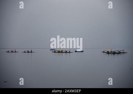 Mitglieder der Delegation ausländischer Gesandter genießen Shikara-Fahrt am Dal Lake in Srinagar.EINE neue Reihe von 25 ausländischen Gesandten aus der Europäischen Union und den Golfländern ist heute in Srinagar angekommen. Ziel des Besuches der Gesandten ist es, nach der Aufhebung von Artikel 370 im August letzten Jahres aus erster Hand über die Bodenlage zu informieren. Dies ist die zweite Tour der ausländischen Delegierten nach Jammu und Kaschmir. Die Charge umfasst Gesandte aus Deutschland, Kanada, Frankreich, Neuseeland, Mexiko, Italien, Afghanistan, Österreich, Usbekistan, Polen sowie Gesandte der Europäischen Union. Stockfoto