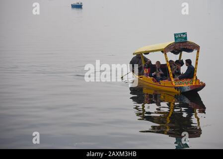 Mitglieder der Delegation ausländischer Gesandter genießen Shikara-Fahrt am Dal Lake in Srinagar.EINE neue Reihe von 25 ausländischen Gesandten aus der Europäischen Union und den Golfländern ist heute in Srinagar angekommen. Ziel des Besuches der Gesandten ist es, nach der Aufhebung von Artikel 370 im August letzten Jahres aus erster Hand über die Bodenlage zu informieren. Dies ist die zweite Tour der ausländischen Delegierten nach Jammu und Kaschmir. Die Charge umfasst Gesandte aus Deutschland, Kanada, Frankreich, Neuseeland, Mexiko, Italien, Afghanistan, Österreich, Usbekistan, Polen sowie Gesandte der Europäischen Union. Stockfoto