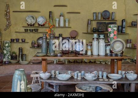 Ugo Bigyan's Pottery Garden in Tiaong, Quezon ist ein Töpfergarten, Restaurant, eine Kunstgalerie und ein Werkstatt-Studio. Es ist offen für Töpferklassen. Stockfoto