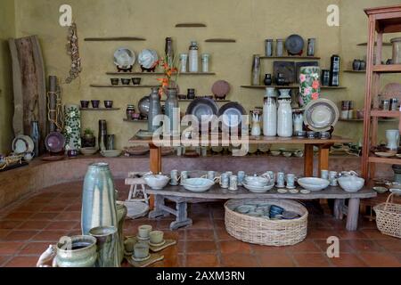 Ugo Bigyan's Pottery Garden in Tiaong, Quezon ist ein Töpfergarten, Restaurant, eine Kunstgalerie und ein Werkstatt-Studio. Es ist offen für Töpferklassen. Stockfoto