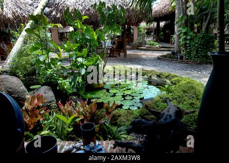 Ugo Bigyan's Pottery Garden in Tiaong, Quezon ist ein Töpfergarten, Restaurant, eine Kunstgalerie und ein Werkstatt-Studio. Es ist offen für Töpferklassen. Stockfoto