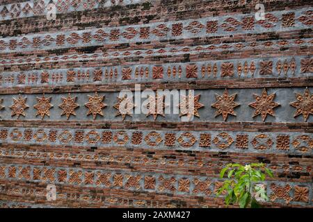 Ugo Bigyan's Pottery Garden in Tiaong, Quezon ist ein Töpfergarten, Restaurant, eine Kunstgalerie und ein Werkstatt-Studio. Es ist offen für Töpferklassen. Stockfoto