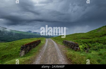 Eine alte Militärstraße entlang des West Highland Way National Trail in Schottland Stockfoto