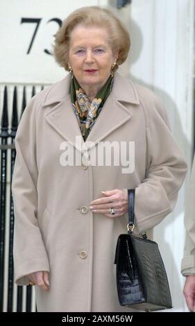 Die ehemalige Premierministerin Baroness Thatcher verließ 2005 in London das Haus. Stockfoto