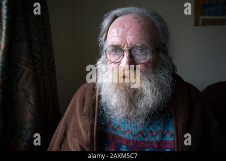 Älterer Mann mit langem grauem Bart Stockfoto