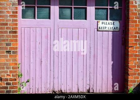Bitte halten Sie klare Zeichen auf Garagentore Stockfoto