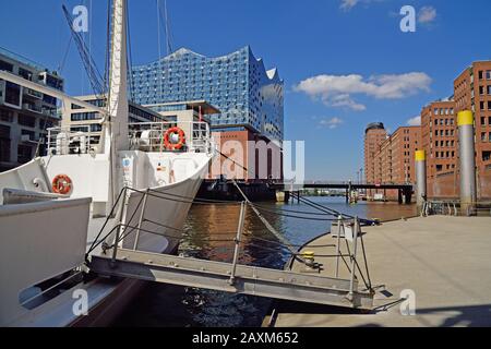 Deutschland, Hamburg, Hafencity, Sandtorhafen, traditioneller Schiffshafen, Sandtorkai, Elbphilharmonie im Hintergrund, 'Seute Deern', Eventschiff Stockfoto