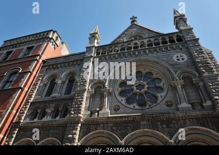 Irland, Dublin, die St. Teresa's Church beschuhten Karmeliten. Blick auf die Hauptfassade. Stockfoto