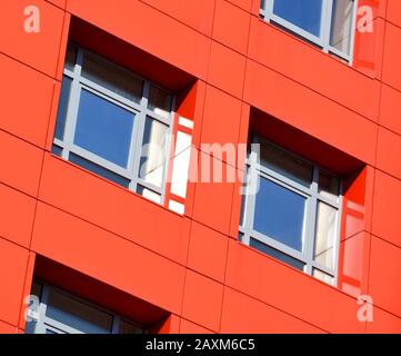 Rote, blaue Wände eines modernen Gebäudes. Teil der Fassade des Gebäudes im Stil eines High-Tech-Winkels Stockfoto