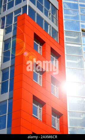 Rote, blaue Wände eines modernen Gebäudes. Teil der Fassade des Gebäudes im Stil eines High-Tech-Winkels Stockfoto