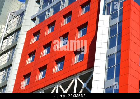 Rote, blaue Wände eines modernen Gebäudes. Teil der Fassade des Gebäudes im Stil eines High-Tech-Winkels Stockfoto