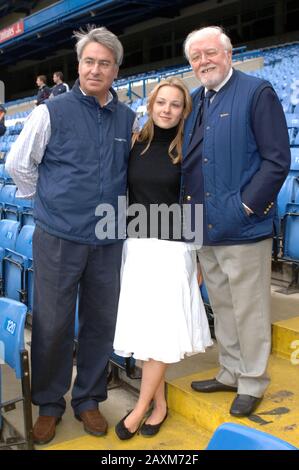 Mike Holland, Sohn von Lord Richard Attenborough, der seine Frau und seine Tochter im Tsunami vom Boxing Day verlor, war hier mit Lord Attenborough und seiner überlebenden Tochter Alice beim Turnier der Charity Football Oil Aid beim FC Chelsea im Jahr 2005 zu sehen. Stockfoto