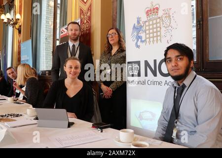 Zusammenarbeit mit Whitehall Networking Event am 12. Februar 2020. Korrespondenten wurden eingeladen, Pressebüros zu besuchen und mit Pressereferenten zu sprechen. Heute war das Netzwerk für ausgewählte Journalisten und Mitarbeiter aus Botschaften, die in Großbritannien arbeiten. Abteilungen/Organisationen waren: BEis, CPS, MOD, DCMS, DEFRA, FCO, FPA, HQ, DfID, DIT, MOJ, NCA, NIO, Premierminister Büro, HMRC, Außenministerin von Schottland, DT, HMT, Besuchen Sie Großbritannien, britische Regierung in Wales, DWP, Verschiedene Reporter der Außenministerverbände hatten die Möglichkeit, Verbindungen mit der britischen Regierung und der UK zu knüpfen. Stockfoto