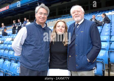 Mike Holland, Sohn von Lord Richard Attenborough, der seine Frau und seine Tochter im Tsunami vom Boxing Day verlor, war hier mit Lord Attenborough und seiner überlebenden Tochter Alice beim Turnier der Charity Football Oil Aid beim FC Chelsea im Jahr 2005 zu sehen. Stockfoto