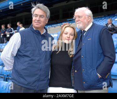 Mike Holland, Sohn von Lord Richard Attenborough, der seine Frau und seine Tochter im Tsunami vom Boxing Day verlor, war hier mit Lord Attenborough und seiner überlebenden Tochter Alice beim Turnier der Charity Football Oil Aid beim FC Chelsea im Jahr 2005 zu sehen. Stockfoto