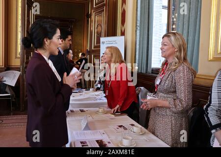 Zusammenarbeit mit Whitehall Networking Event am 12. Februar 2020. Korrespondenten wurden eingeladen, Pressebüros zu besuchen und mit Pressereferenten zu sprechen. Heute war das Netzwerk für ausgewählte Journalisten und Mitarbeiter aus Botschaften, die in Großbritannien arbeiten. Abteilungen/Organisationen waren: BEis, CPS, MOD, DCMS, DEFRA, FCO, FPA, HQ, DfID, DIT, MOJ, NCA, NIO, Premierminister Büro, HMRC, Außenministerin von Schottland, DT, HMT, Besuchen Sie Großbritannien, britische Regierung in Wales, DWP, Verschiedene Reporter der Außenministerverbände hatten die Möglichkeit, Verbindungen mit der britischen Regierung und der UK zu knüpfen. Stockfoto