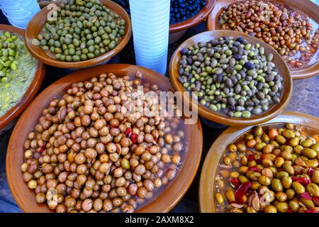 Oliven auf dem Sonntagsmarkt in Port de Pollenca, Mallorca, Balearen, Spanien Stockfoto