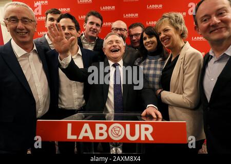 Arbeitsmarktführer Brendan Howlin (Zentrum) mit Parteikollegen während einer Pressekonferenz im Buswells Hotel, Dublin, wo er ankündigte, in den kommenden Wochen als Parteivorsitzender zurückzutreten. Stockfoto