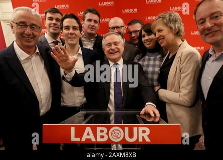 Arbeitsmarktführer Brendan Howlin (Zentrum) mit Parteikollegen während einer Pressekonferenz im Buswells Hotel, Dublin, wo er ankündigte, in den kommenden Wochen als Parteivorsitzender zurückzutreten. Stockfoto