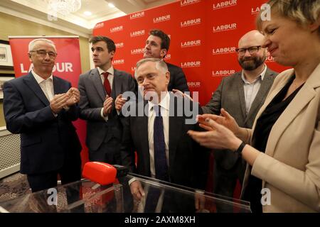 Arbeitsmarktführer Brendan Howlin (Zentrum) mit Parteikollegen während einer Pressekonferenz im Buswells Hotel, Dublin, wo er ankündigte, in den kommenden Wochen als Parteivorsitzender zurückzutreten. Stockfoto