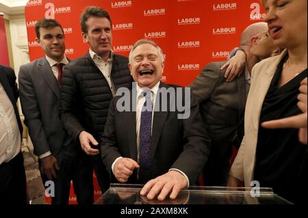 Arbeitsmarktführer Brendan Howlin (Zentrum) mit Parteikollegen während einer Pressekonferenz im Buswells Hotel, Dublin, wo er ankündigte, in den kommenden Wochen als Parteivorsitzender zurückzutreten. Stockfoto