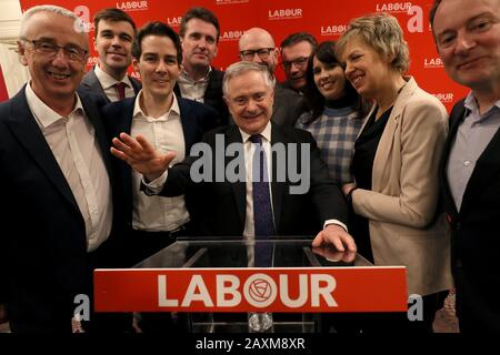 Arbeitsmarktführer Brendan Howlin (Zentrum) mit Parteikollegen während einer Pressekonferenz im Buswells Hotel, Dublin, wo er ankündigte, in den kommenden Wochen als Parteivorsitzender zurückzutreten. Stockfoto