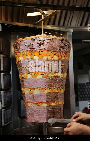 Traditionelles türkisches Essen, das auf einer Straße kebab serviert wird. Bodrum. Türkei Stockfoto