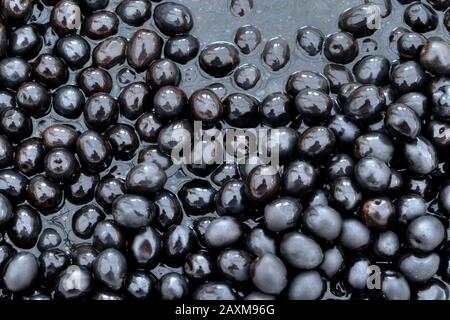 Schwarze Oliven auf dem Sonntagsmarkt in Port de Pollenca, Mallorca, Balearen, Spanien Stockfoto