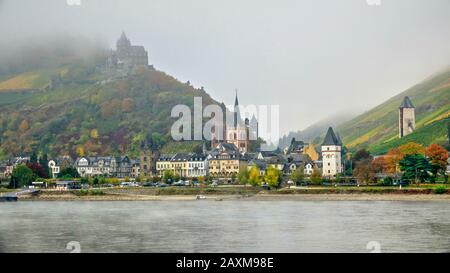 Schloss Stahleck und Bacharach am Rhein im Herbstnebel, Rheinland-Pfalz, Deutschland Stockfoto