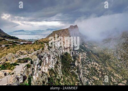 Mirador Es Colomer am Cap Formentor mit Blick auf die Bucht von Port de Pollenca, Serra de Tramentana, Mallorca, Balearen, Spanien Stockfoto