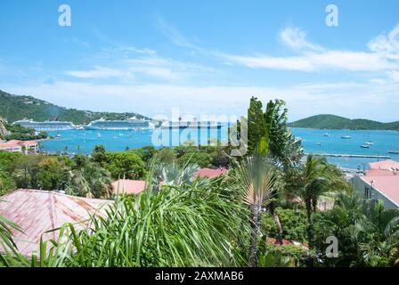 Der Blick von der Innenstadt von Charlotte Amalie von Long Bay und von einem festgezogenen Kreuzfahrtschiff im Hintergrund (St. Thomas, amerikanische Jungferninseln) Stockfoto