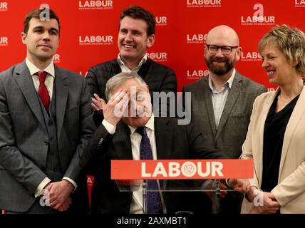 Arbeitsmarktführer Brendan Howlin (Zentrum) mit Parteikollegen während einer Pressekonferenz im Buswells Hotel, Dublin, wo er ankündigte, in den kommenden Wochen als Parteivorsitzender zurückzutreten. Stockfoto