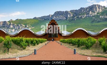 Die unglaubliche Weinkellerei Ysios von Santiago Calatrava in Spanien Stockfoto