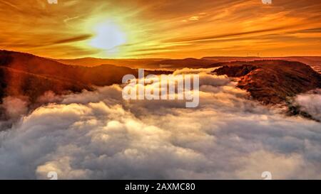 Morgenstimmung mit Nebel an der Saarschleife bei Mettlach, Saarland, Deutschland Stockfoto
