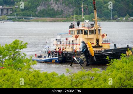 Der Hubschrauber Stürzt Am 15. Mai 2019 In den Hudson River New York NY USA ab. Das Bergungsboot hebt den abgestürzten Hubschrauber vom Hudson River. Stockfoto