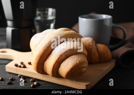 Komposition mit Croissants auf Holztisch, Nahaufnahme Stockfoto