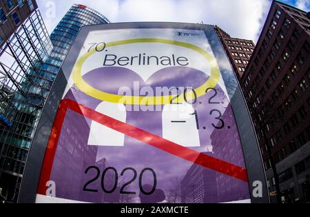 Berlin, Deutschland. Februar 2020. Am Potsdamer Platz ist ein Werbeplakat mit dem Logo des Filmfestivals der Berlinale zu sehen. Credit: Paul Zinken / dpa / Alamy Live News Stockfoto