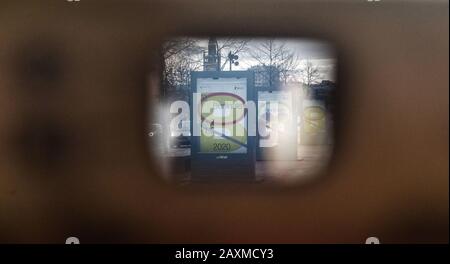 Berlin, Deutschland. Februar 2020. Am Potsdamer Platz ist ein Plakat der Fimfest-Spiele-Berlinale zu sehen. Credit: Paul Zinken / dpa / Alamy Live News Stockfoto